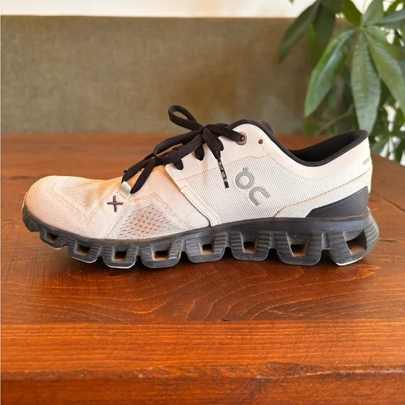 On Running Women Athletic Shoes - Picture 2 of 5